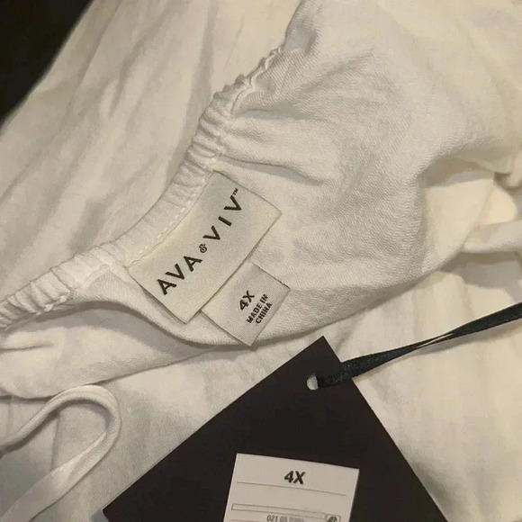 Ava & Viv Women's Plus Size Woven Swing V-Neck Top - Picture 6 of 8